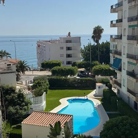 Piso Luminoso A Un Paso Del Mar En * Nerja